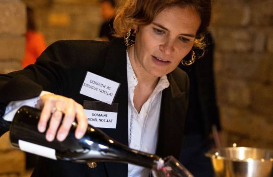 Sophie schenkt de wijn