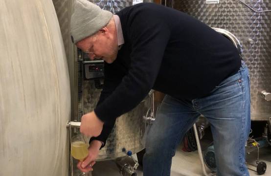 Jürgen tapt wijn uit betonnen ei